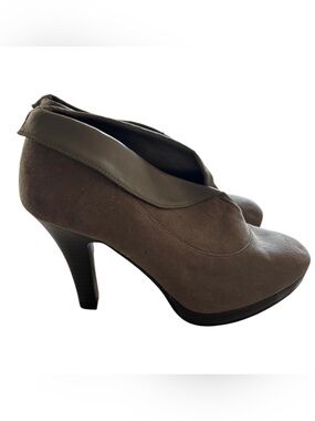 NWOT Fioni Gray Black Leather Heeled Ankle Booties SZ 6